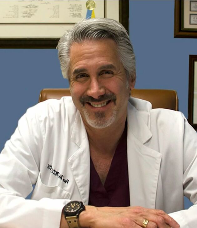 Médico Especialista em doenças infecciosas Carlos
