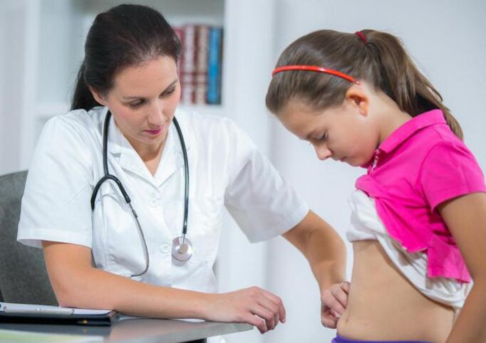 Uma criança com suspeita de invasão helmíntica em uma consulta médica